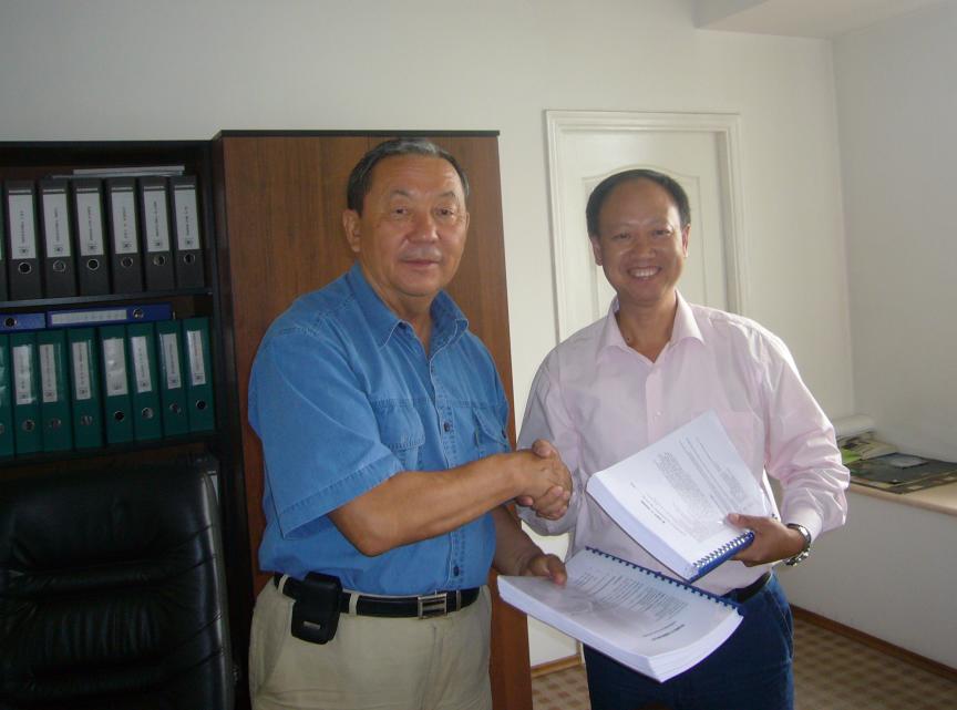 哈薩克斯坦能源總公司董事長(zhǎng)與我公司董事長(zhǎng)廖世明簽約后互換合同正本。
